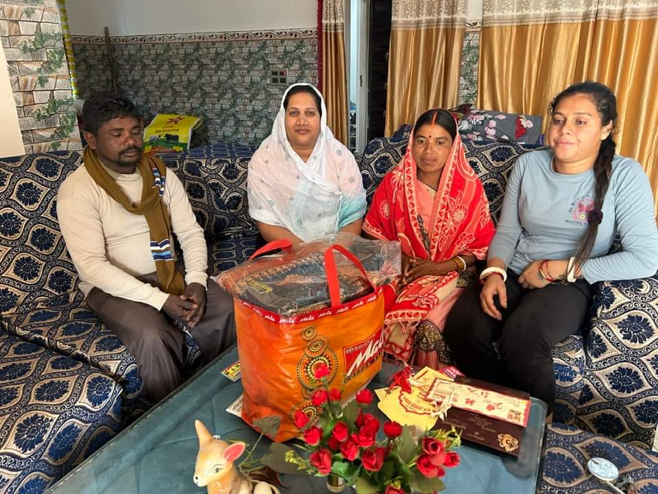 गरीब समाज के बेटियों के विवाह में आगे आयी किन्नर समाज की मुखिया रोज़ सिंह , की कन्या दान