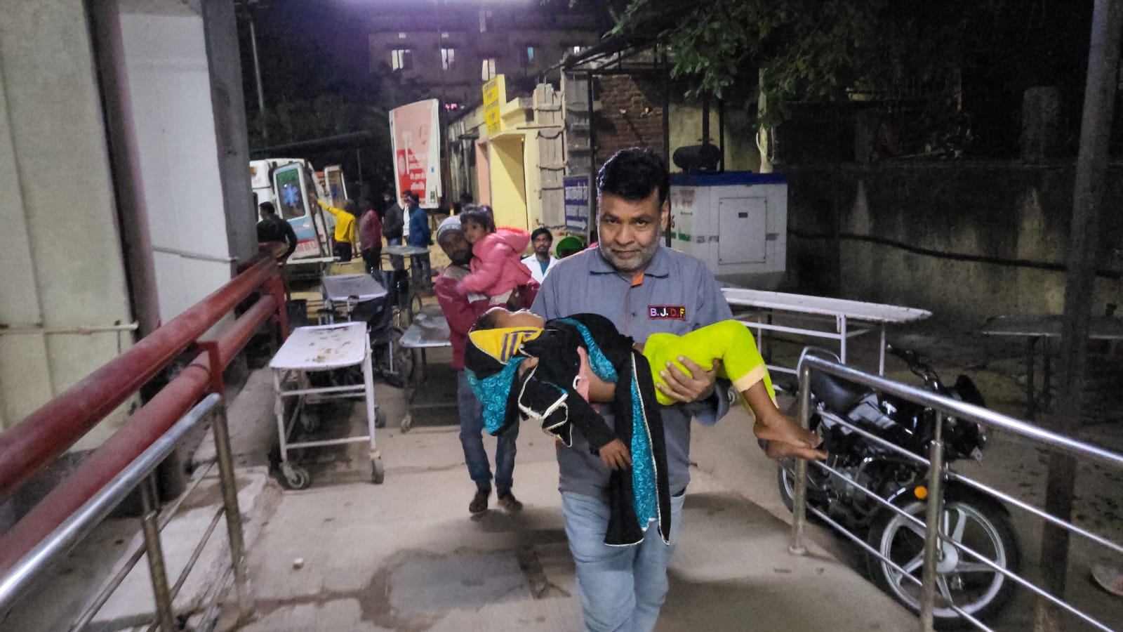 देवीपुर थाना के बनगोड़ा, कटगरी, हुसैनाबाद सहित आस पास के गांव में गोलगप्पा और चाट खाने से 50 से अधिक बच्चे बीमार