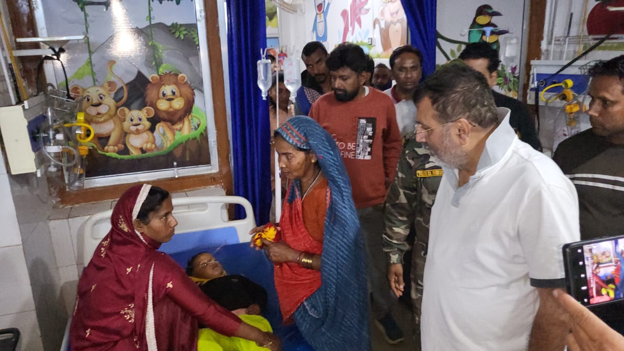 फूड प्वाइजनिंग से बीमार हुए बच्चों से मिलने सदर अस्पताल पहुंचे गोड्डा सांसद निशीकांत दुबे।