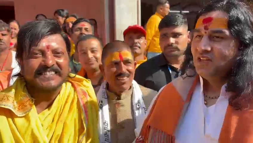 कथावाचक देवकीनंदन पहुंचे बाबा दरबार।