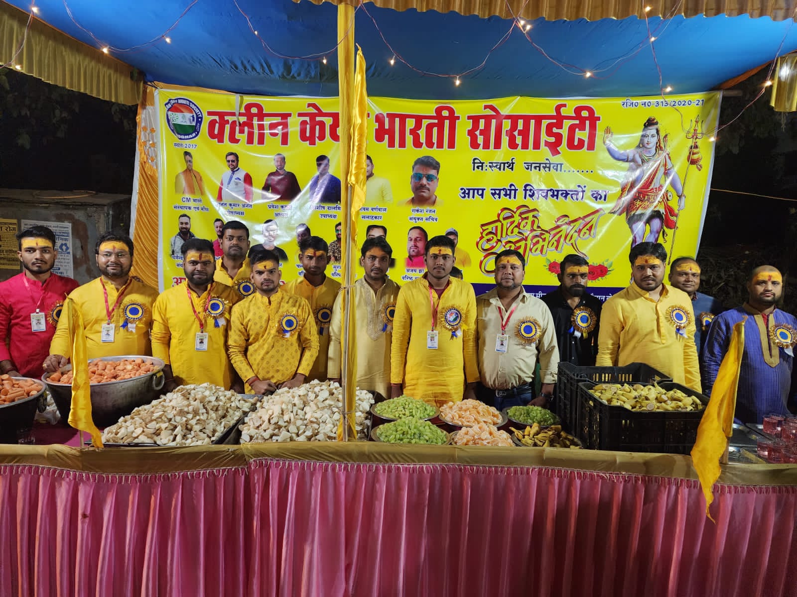 Deoghar: क्लीन केयर भारती सोसाइटी ने शिव बारात का फूल वर्षाकर किया स्वागत।