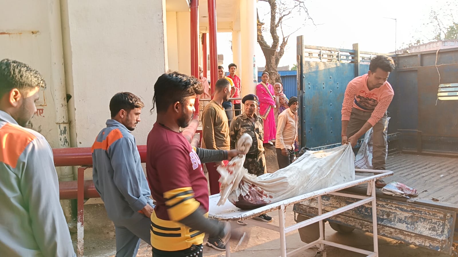 Deoghar: शिव बिहार कॉलोनी स्थित चहारदीवारी में मिला अज्ञात युवक का शव।