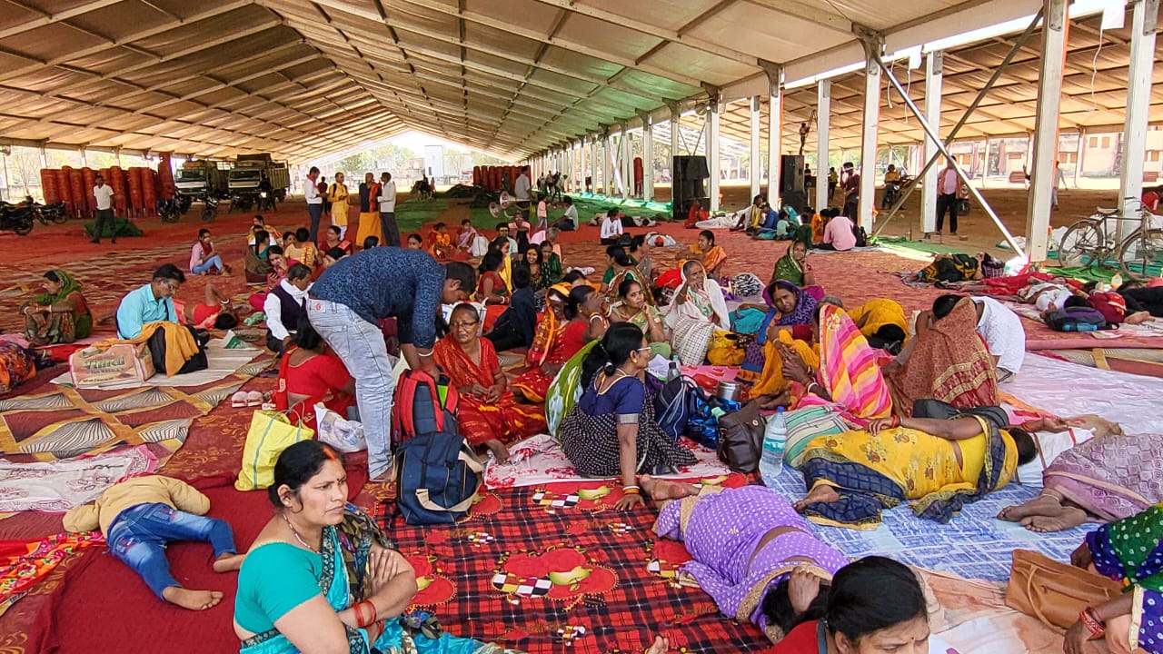 Deoghar: बागेश्वर धाम के चर्चित कथावाचक धीरेंद्र शास्त्री के आगमन से पहले पहुंचने लगे कार्यक्रम स्थल पर अनुयाई।