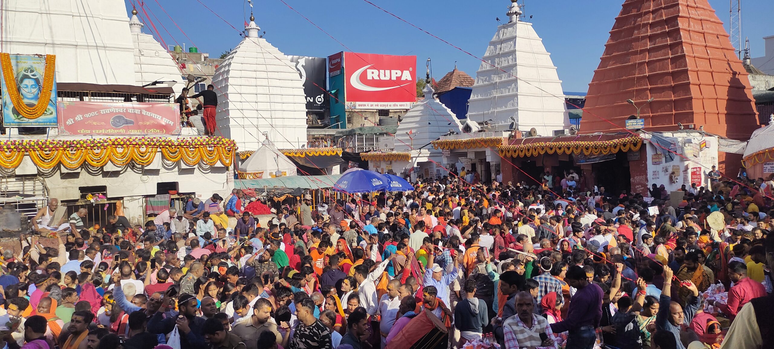 Deoghar: बाबा की नगरी में शिवरात्रि को लेकर उमड़ी श्रद्धालुओं की भीड़, शहर में उत्साह का माहौल