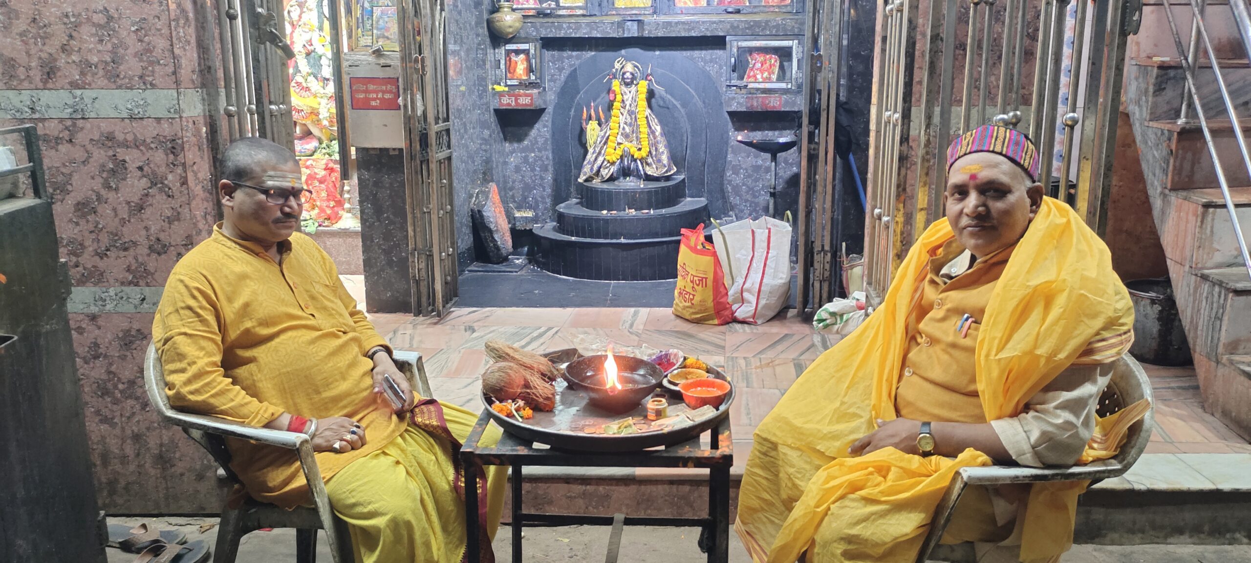 Deoghar: स्टेशन रोड स्थित शनि मंदिर में मनाया गया शिवरात्रि, पुजारी ने बांटे प्रसाद।