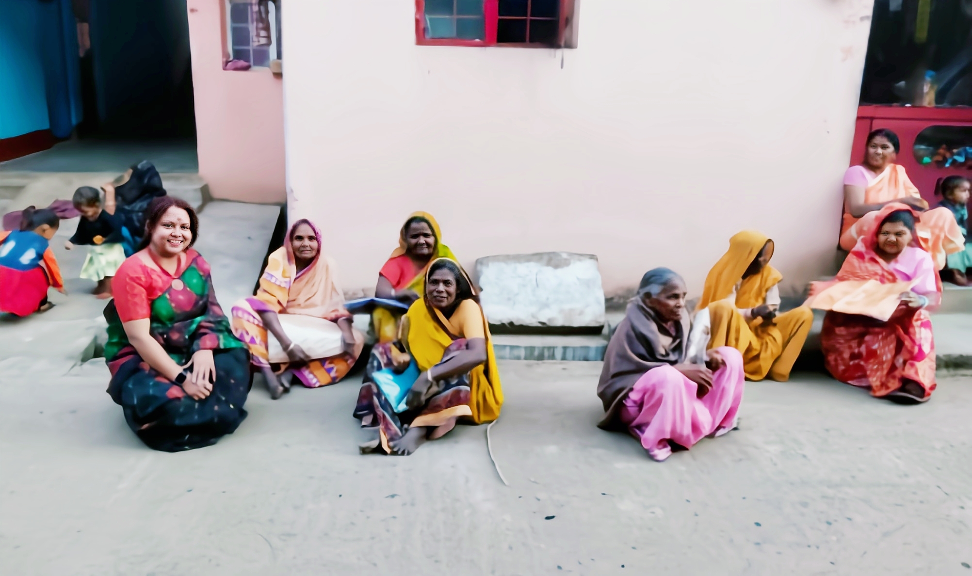 Deoghar: अंतर्राष्ट्रीय महिला दिवस के अवसर पर रीता राज ने महिलाओं को साड़ी और मिठाई देकर किया सम्मान।