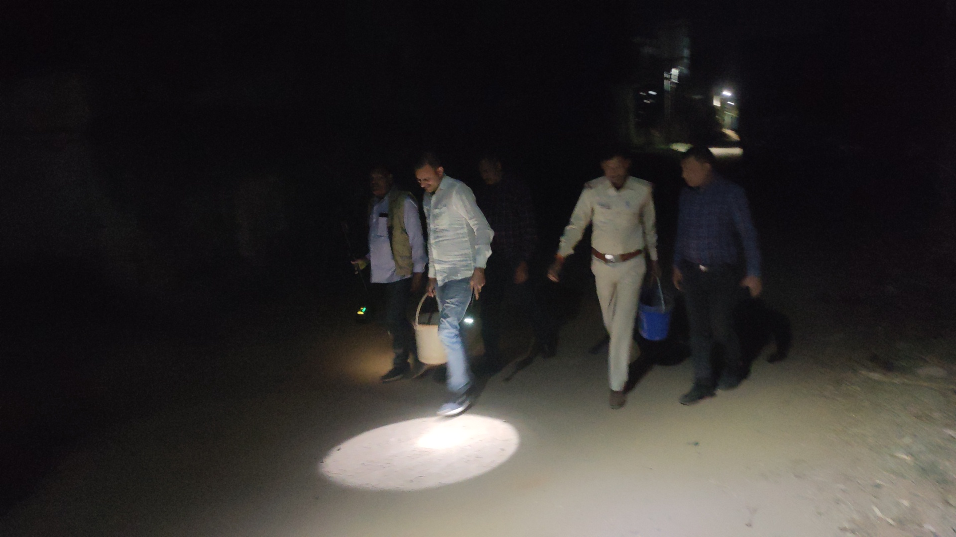 Deoghar: झोंसागढ़ी मे 6 जिंदा बम मिलने से इलाके में फैली सनसनी