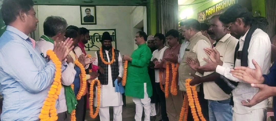Deoghar: कद्दावर नेता भूपेन सिंह से प्रभावित होकर मौलाना अशरफ समेत दर्जनों समर्थकों के साथ थामा झामुमो का दामन।