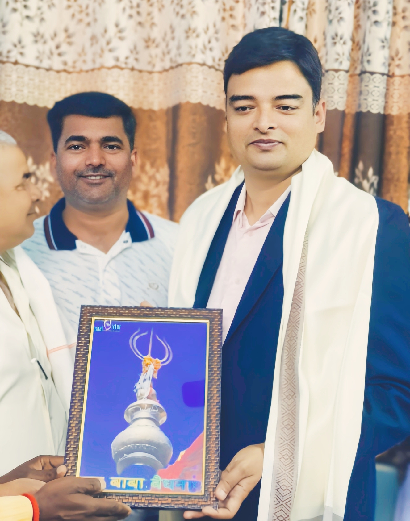 Deoghar: नए प्रखंड विकास पदाधिकारी चंदन सिंह ने किया पदभार ग्रहण।  सारठ प्रखंड मुखिया संघ के सचिव इंद्रदेव सिंघ ने गुलदस्ता देकर स्वागत किया।