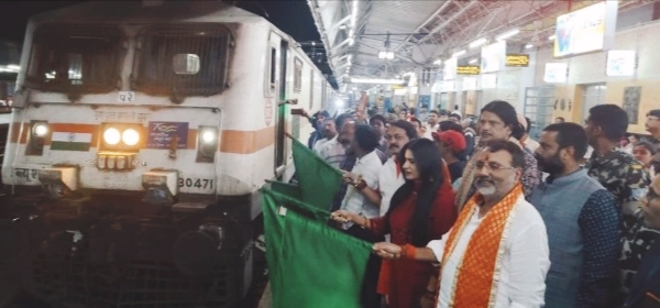 Deoghar: शालीमार दुरंतो एक्सप्रेस का होगा अब जसीडीह स्टेशन पर ठहराव, MP निशीकांत दुबे ने दिखाई हरी झंडी।