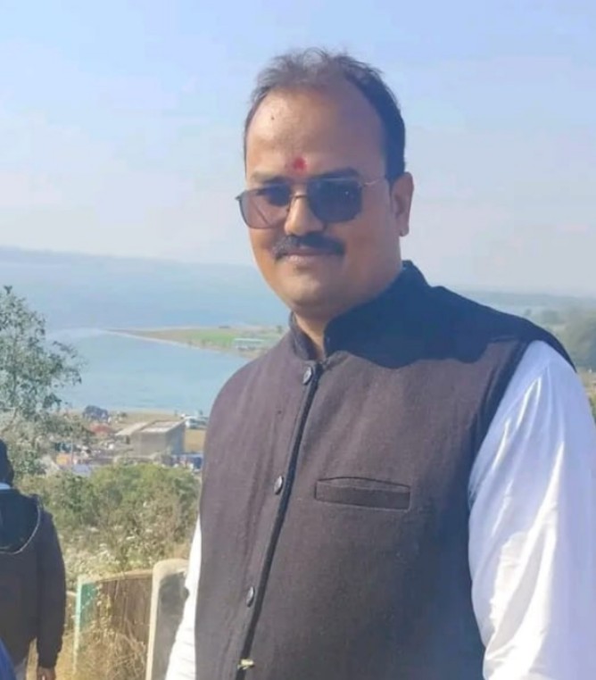दुमका लोकसभा क्षेत्र से पुनः दुमका सांसद सुनील सोरेन को प्रत्याशी बनाए जाने पर भाजपा नेता संतोष तिवारी ने दी बधाई।