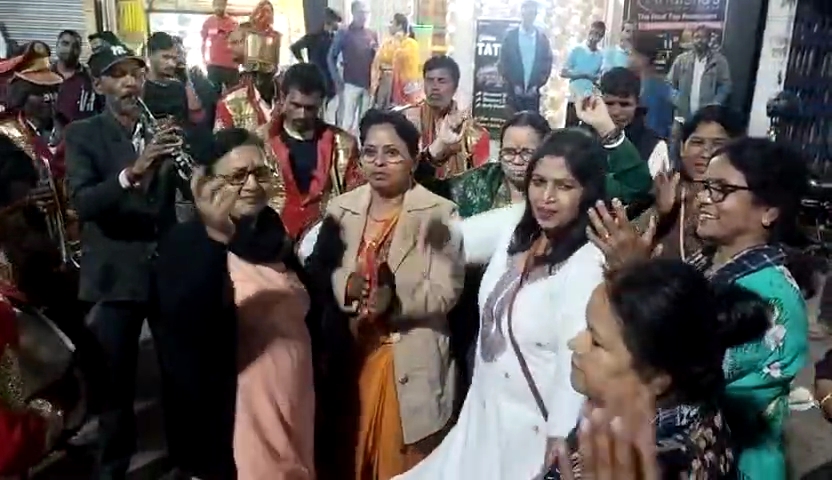 Deoghar : सांसद निशिकांत दुबे को चौथी बार BJP का टिकट मिलने पर कार्यकर्ताओं ने की आतिशबाजी खुशी का माहौल