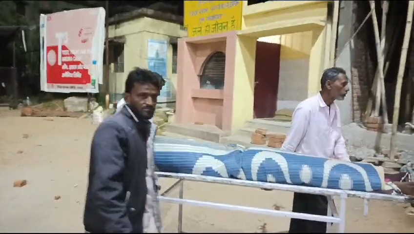 Deoghar: देवीपुर थाना क्षेत्र के जालवे पहाड़ी में मिला युवक का शव, पुलिस ने भेजा पोस्टमार्टम के लिए सदर अस्पताल।