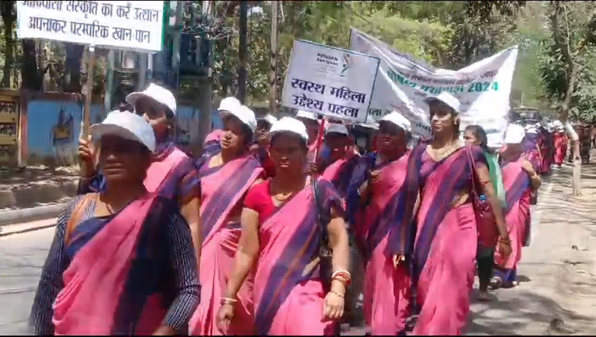 Deoghar: समाहरणालय परिसर में पोषण पखवाड़ा जागरूकता रथ को डीसी ने हरी झंडी दिखाकर किया रवाना।