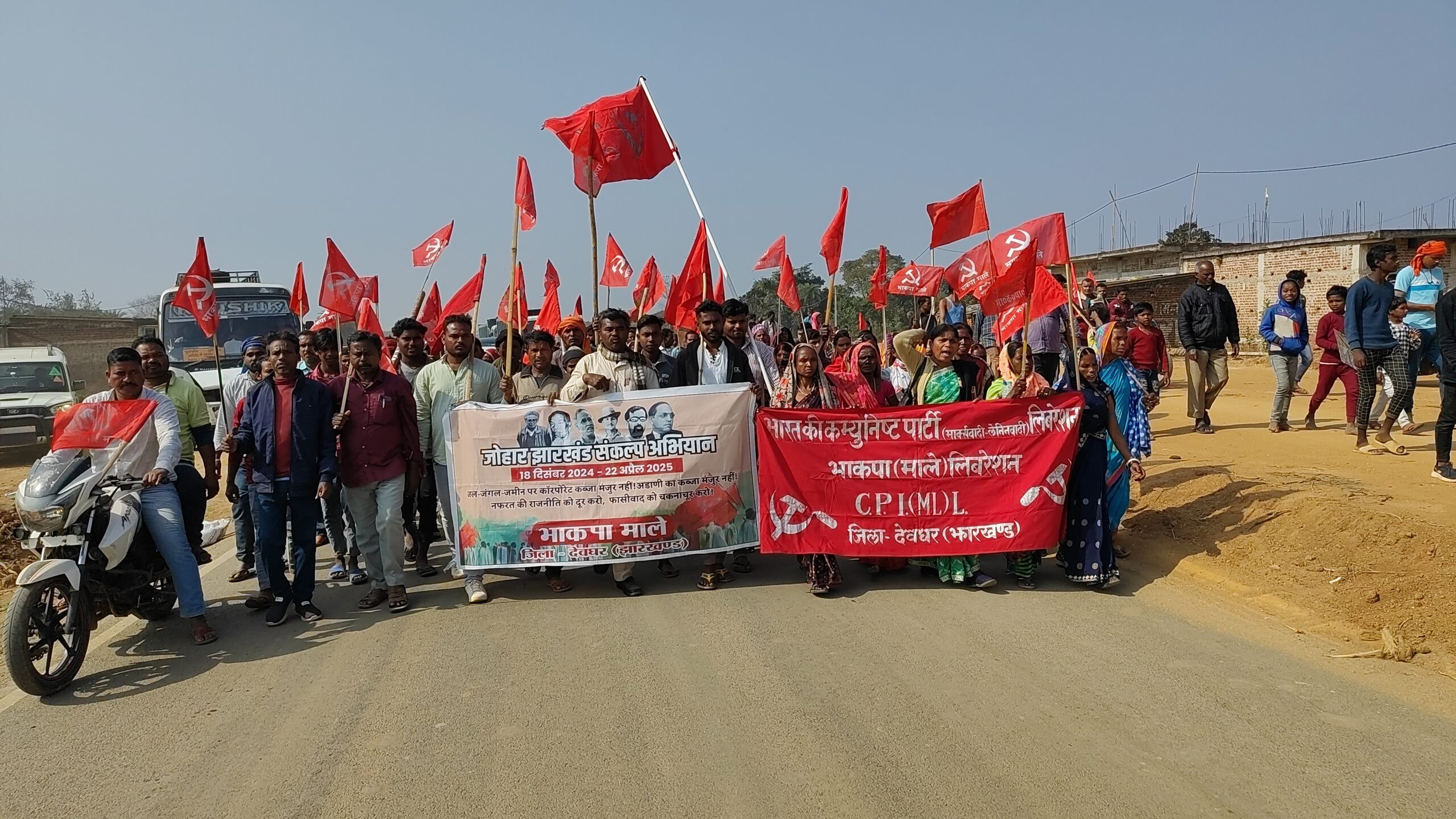 Deoghar: बिना नोटिस तोड़ दिए गए कई घर, मामला देवघर बासुकी नाथ फॉर लेन का।