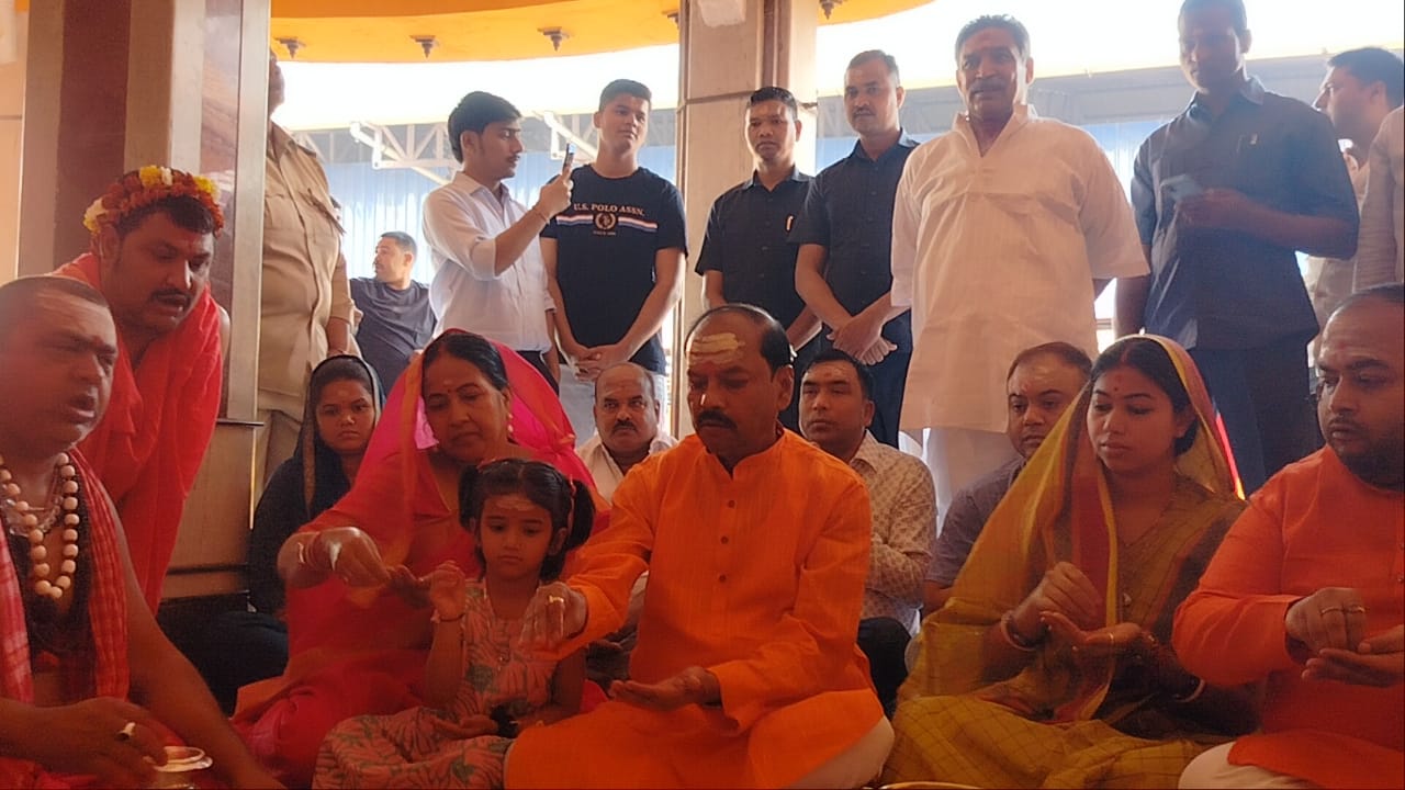 Deoghar: छत्तीसगढ़ के पूर्व राज्यपाल और झारखंड सरकार के पूर्व मुख्यमंत्री रघुवर दास पहुंचे देवघर, बाबा दरबार में लगे हाजरी।