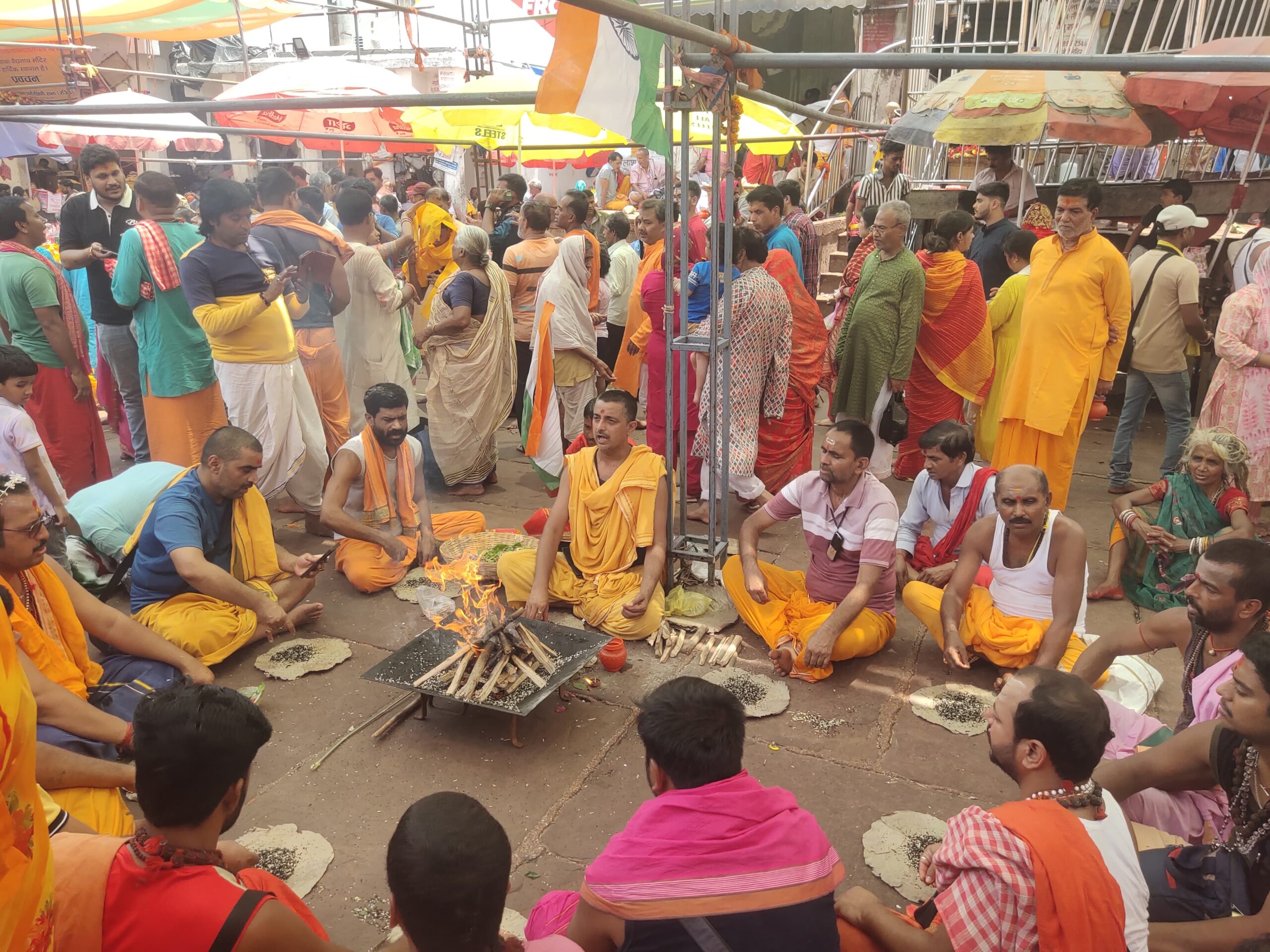 Deoghar: तीर्थ पुरोहितों ने शहीद सैनिकों के आत्मा की शांति और आतंक पर विजय के लिए किया पूजन हवन।