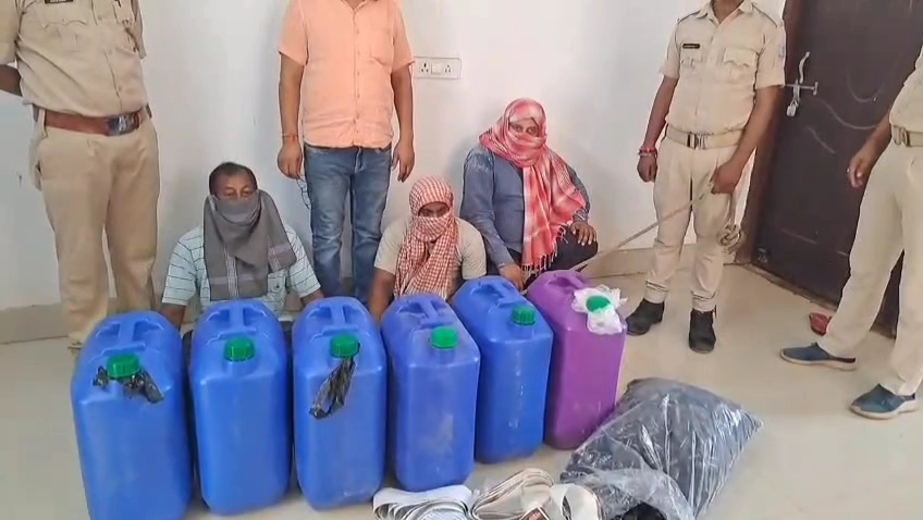 Deoghar: सिग्नेचर का इस्टिकर, आरसी की ढक्कन के साथ इस्प्रिट था बस मे सवार।  पुलिस ने किया गिरफ्तार