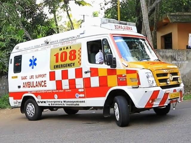 Dhanbad: धनबाद में 108 एंबुलेंस कर्मचारियों की हड़ताल, दो माह से नहीं मिला वेतन — स्वास्थ्य सेवाएं प्रभावित होने की आशंका।