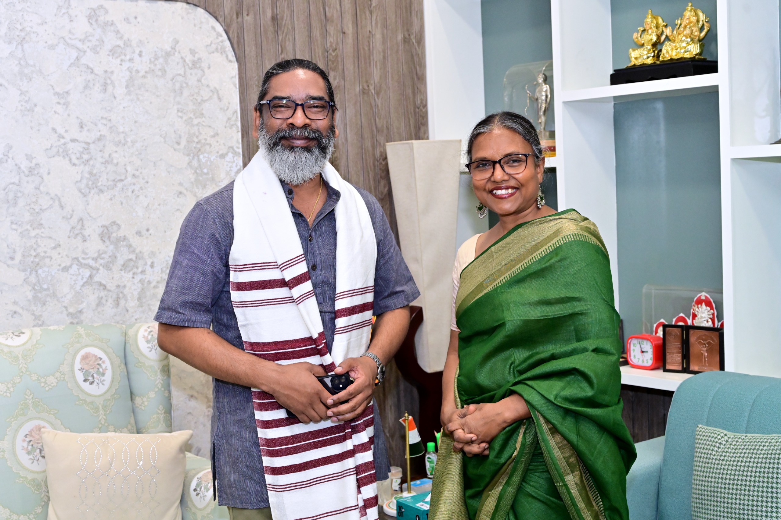 Jharkhand: मुख्यमंत्री हेमन्त सोरेन से सिदो-कान्हु मुर्मू विश्वविद्यालय, दुमका की पूर्व कुलपति डॉ० सोनाझारिया मिंज ने मुलाकात की।