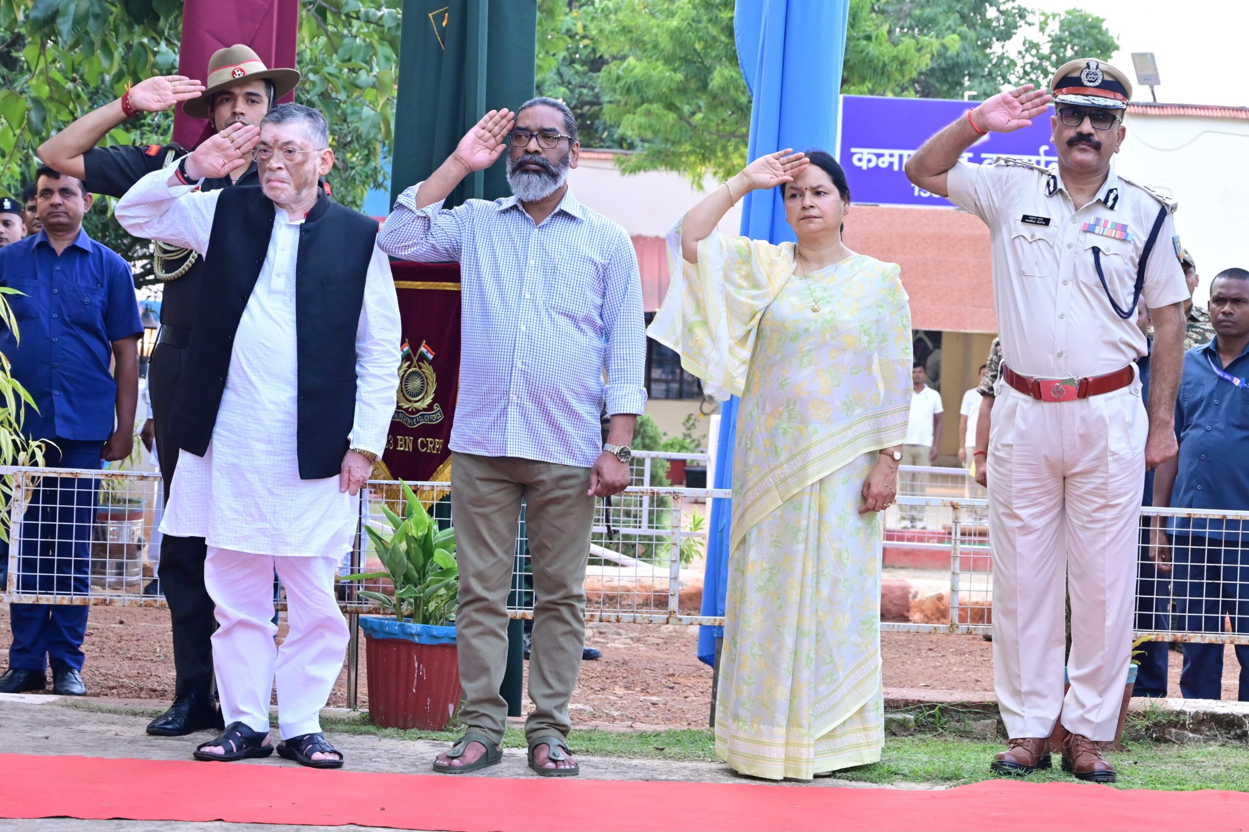 Jharkhand: माननीय राज्यपाल संतोष कुमार गंगवार एवं माननीय मुख्यमंत्री श्री हेमन्त सोरेन ने सी०आर०पी०एफ० के शहीद जवान सत्यवान कुमार सिंह को दी श्रद्धांजलि।