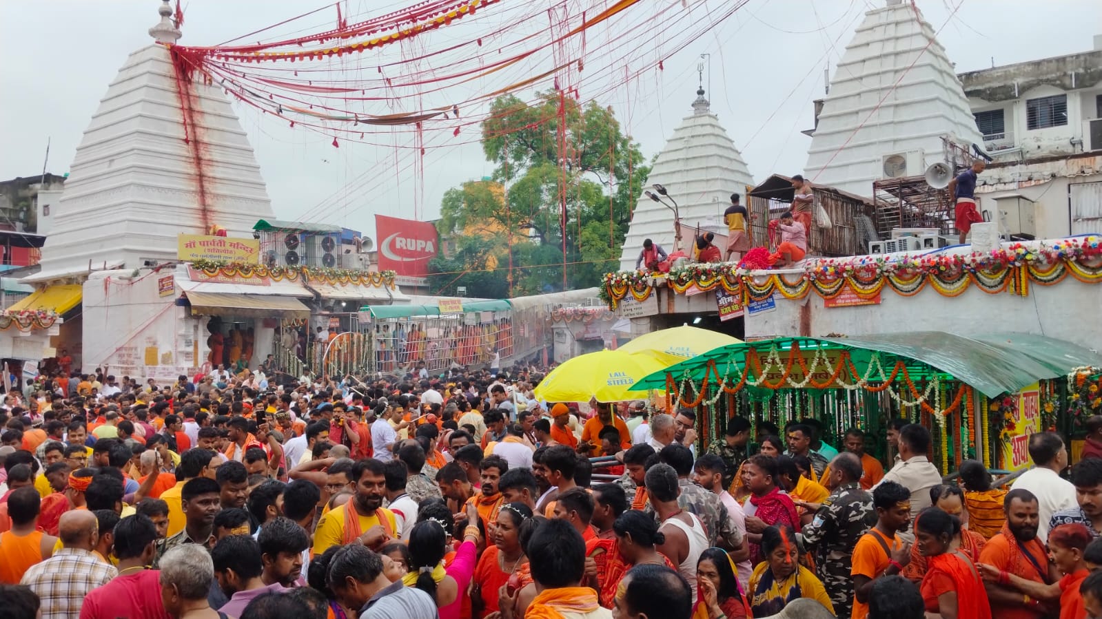 Deoghar: देवघर में उमड़ा आस्था का जनसैलाब, “बोल बम” के जयघोष से गूंज उठा बाबाधाम