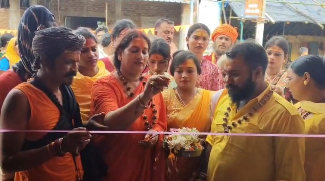 Deoghar: खिजुरिया में महा मंडलेश्वर राजेश्वरी नंद गिरी ने किया सेवा शिविर का उद्घाटन, कांवरियों की सेवा में जुटी टीम।
