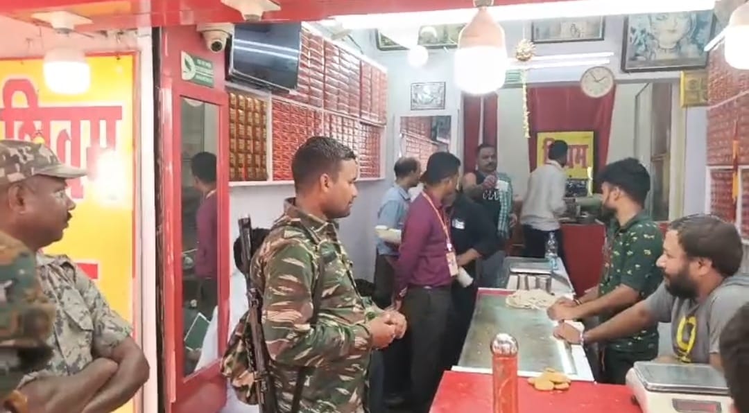 Deoghar: श्रावणी मेला में खाद्य सुरक्षा को लेकर फूड सेफ्टी टीम का अभियान तेज, पेड़ा दुकानों और होटलों से सैंपल कलेक्ट