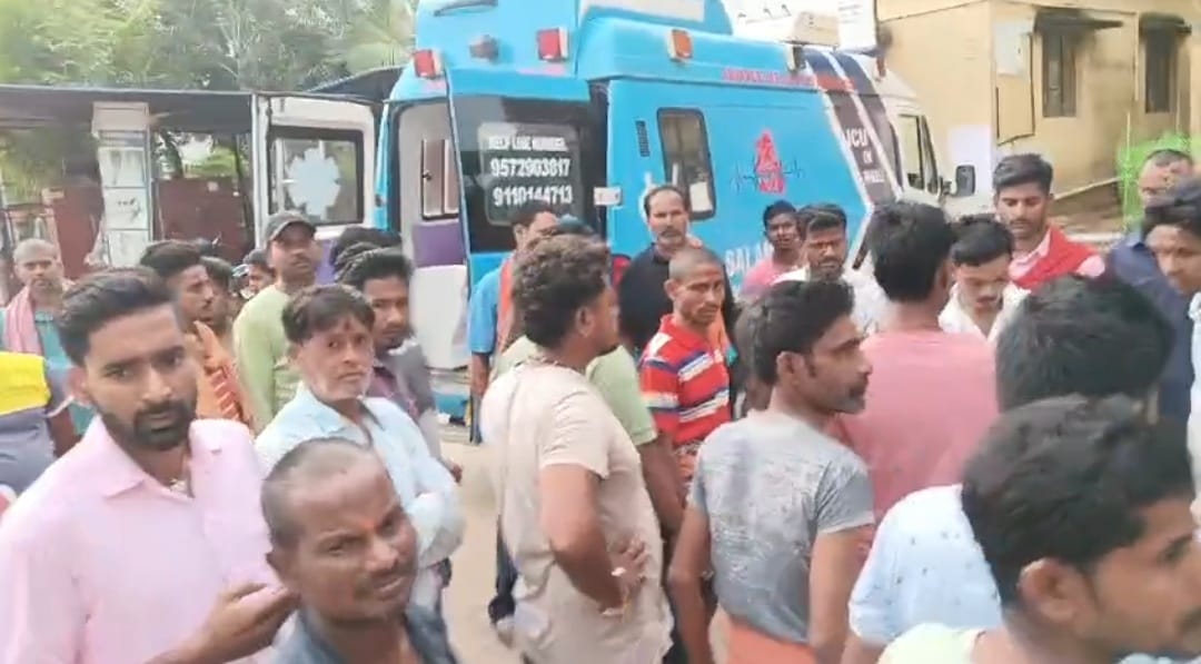 Deoghar: बिजली पोल पर काम कर रहे युवक की करंट से मौत, मुआवजे की मांग को लेकर परिजनों ने किया सड़क जाम।
