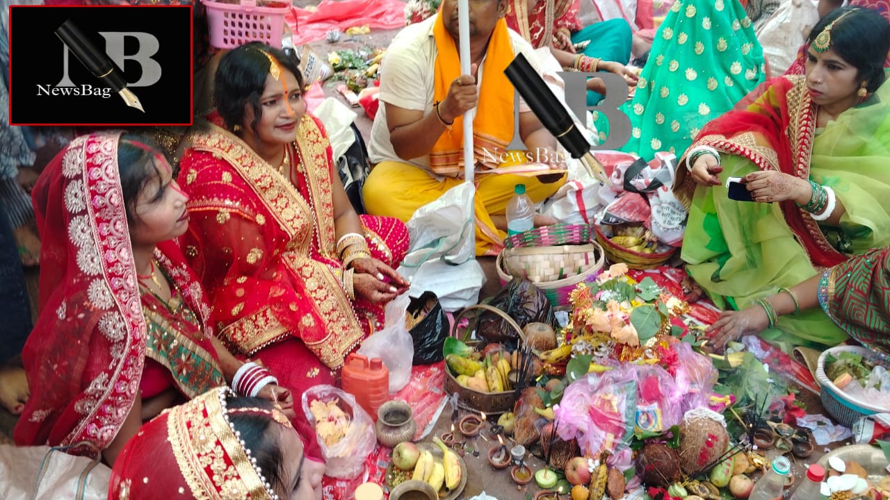 देवघर बाबा बैद्यनाथ मंदिर में तीज व्रत का उल्लास, महिलाओं ने सुनीं तीज की कथा।