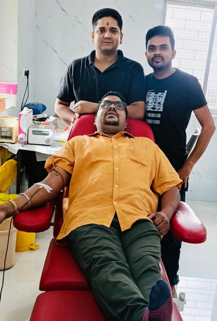 देवघर। मानवता की मिसाल पेश करते हुए देवघर के प्रसिद्ध दंत चिकित्सक डॉ. राजीव रंजन ने आज जरूरतमंद मरीज के लिए रक्तदान किया।